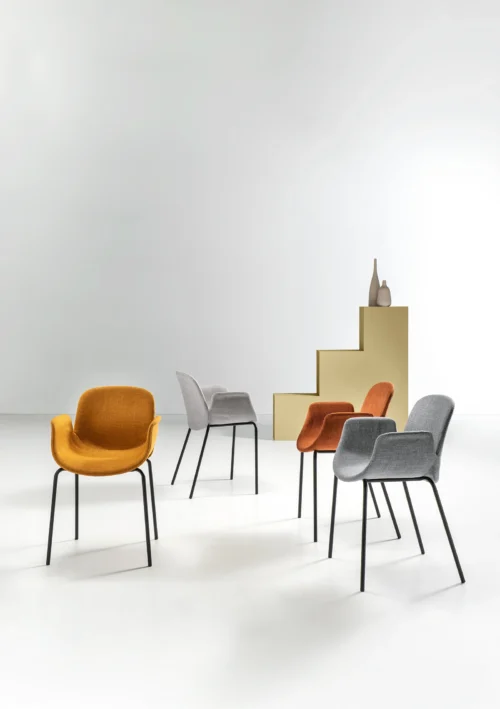 Sedia imbottita in tessuto con struttura in metallo. Disponibile in diversi colori.