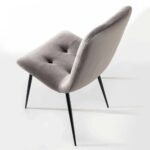 Immagine di una sedia imbottita modello Zara, con struttura in metallo e rivestimento in tessuto grigio chiaro.