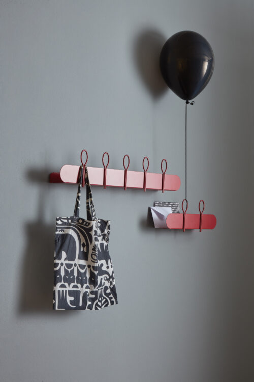 Balloon è una mensola ed anche un appendiabiti in acciaio verniciato da fissare a muro. Il design elegante, contemporaneo