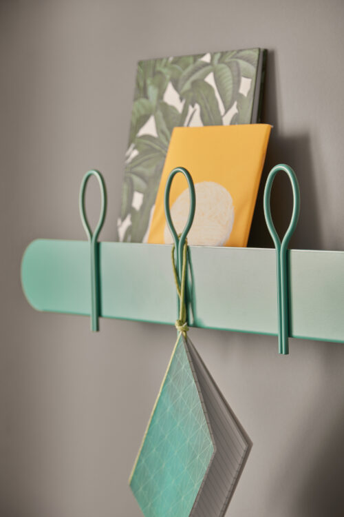 Balloon è una mensola ed anche un appendiabiti in acciaio verniciato da fissare a muro. Il design elegante, contemporaneo
