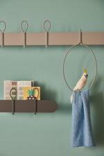 Balloon è una mensola ed anche un appendiabiti in acciaio verniciato da fissare a muro. Il design elegante, contemporaneo