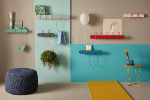 Balloon è una mensola ed anche un appendiabiti in acciaio verniciato da fissare a muro. Il design elegante, contemporaneo