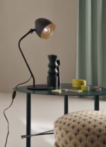 lampada da comodino / tavolino come ulteriore complemento d’arredo con l’obiettivo di proporre un mood “MEME”, dove i diversi oggetti si sposano fra loro creando ambienti coordinati per stile e design. Frida è una lampada ideale per gli amanti dello stile “loft