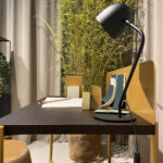 lampada da comodino / tavolino come ulteriore complemento d’arredo con l’obiettivo di proporre un mood “MEME”, dove i diversi oggetti si sposano fra loro creando ambienti coordinati per stile e design. Frida è una lampada ideale per gli amanti dello stile “loft