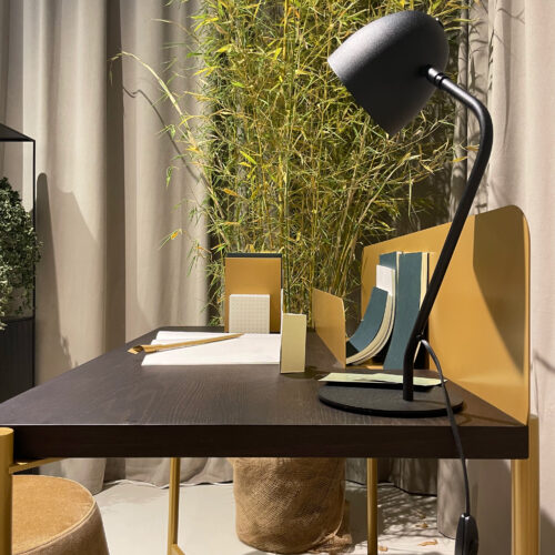 lampada da comodino / tavolino come ulteriore complemento d’arredo con l’obiettivo di proporre un mood “MEME”, dove i diversi oggetti si sposano fra loro creando ambienti coordinati per stile e design. Frida è una lampada ideale per gli amanti dello stile “loft