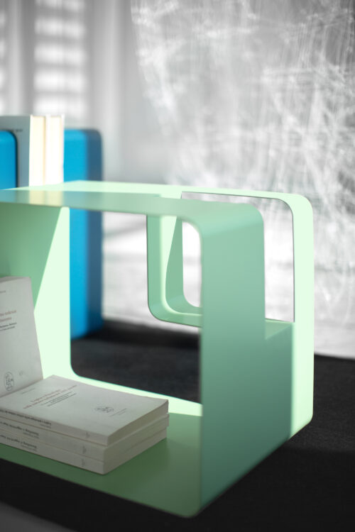 Portariviste e libri in metallo laccato, utile anche come comodino o tavolino. Multifunzionale