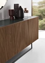 Immagine della Madia Ronda con design moderno, scocca in nobilitato antracite e ante in MDF.