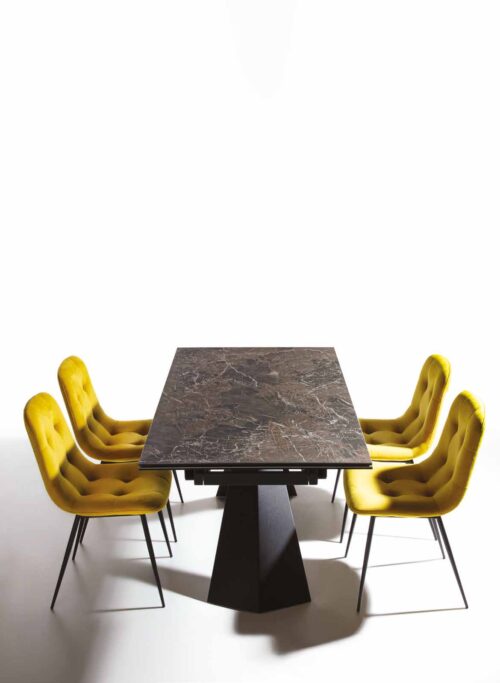 Immagine di una sedia imbottita modello Zara, con struttura in metallo e rivestimento in tessuto Giallo.