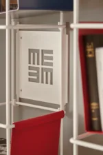 Libro Verticale prende il nome dalla particolare angolazione della mensola, leggermente inclinata indietro per far sì che i libri, cataloghi ed oggetti non cadano mai, restando sempre in posizione verticale.
