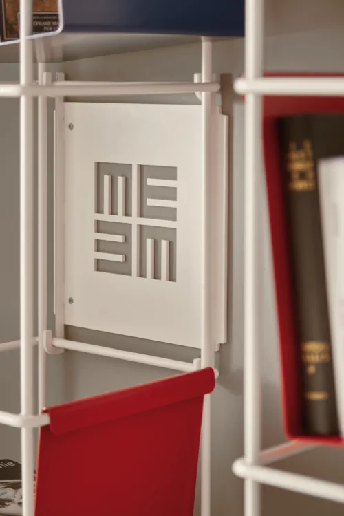 Libro Verticale prende il nome dalla particolare angolazione della mensola, leggermente inclinata indietro per far sì che i libri, cataloghi ed oggetti non cadano mai, restando sempre in posizione verticale.
