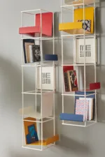 Libro Verticale prende il nome dalla particolare angolazione della mensola, leggermente inclinata indietro per far sì che i libri, cataloghi ed oggetti non cadano mai, restando sempre in posizione verticale.