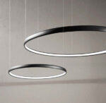 Lampada a sospensione Led in metallo verniciato, con cavetti regolabili in lunghezza.