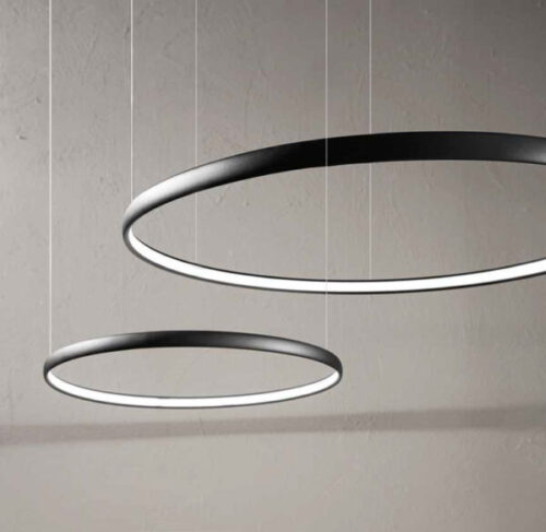 Lampada a sospensione Led in metallo verniciato, con cavetti regolabili in lunghezza.