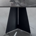 piano in gres porcellanato marmo grey lucido conferisce al tavolo un aspetto raffinato e lussuoso.