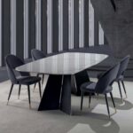 piano in gres porcellanato marmo grey lucido conferisce al tavolo un aspetto raffinato e lussuoso.