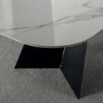 piano in gres porcellanato marmo grey lucido conferisce al tavolo un aspetto raffinato e lussuoso.