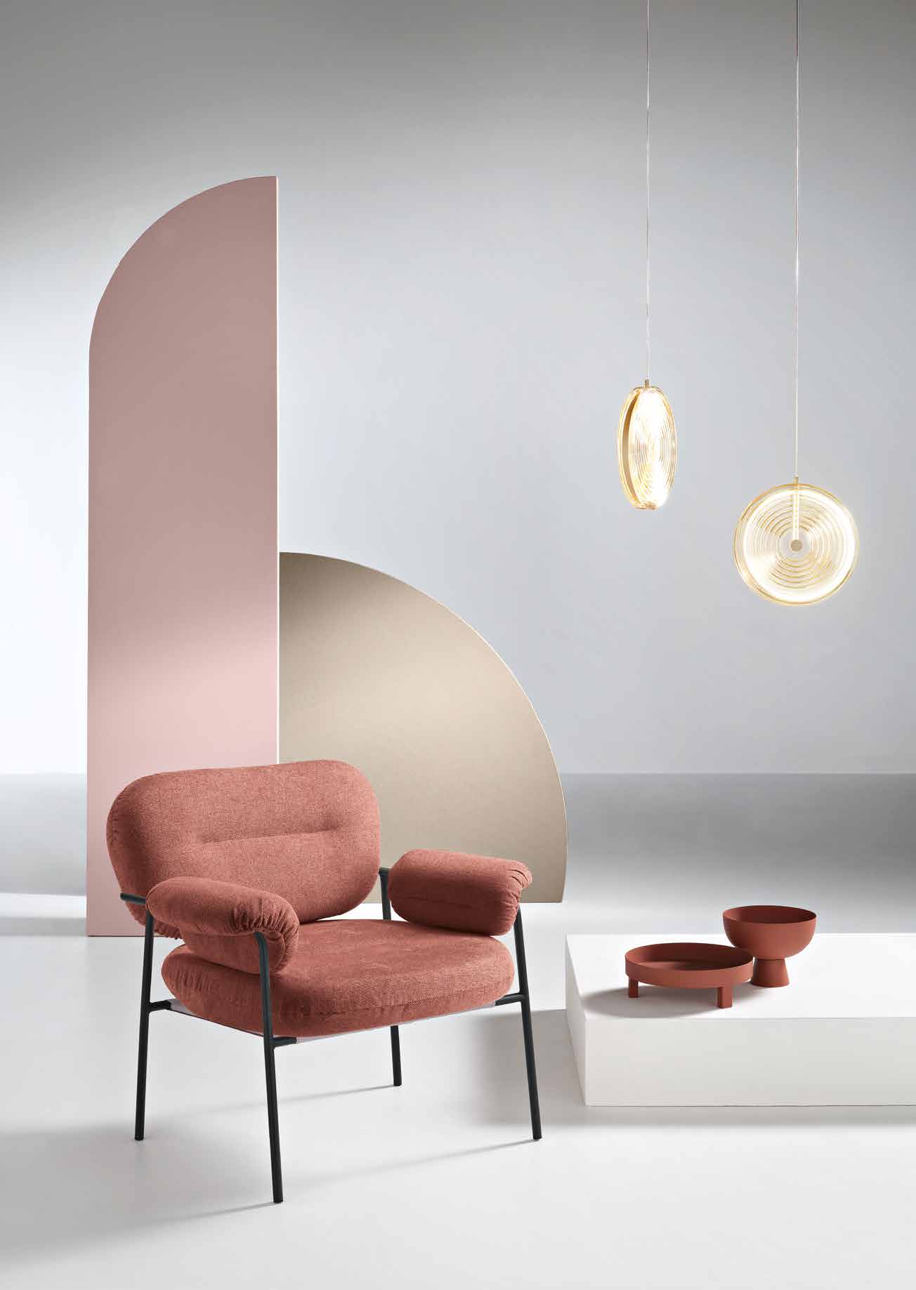 Poltrona in tessuto con struttura in metallo.