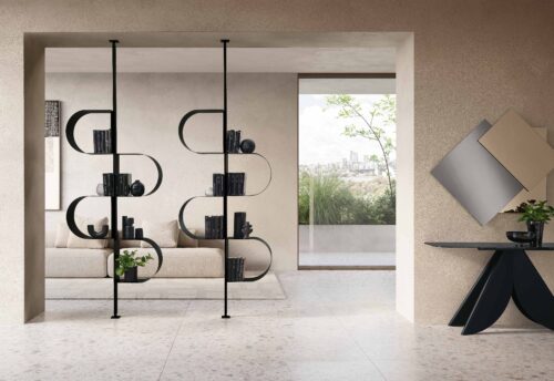 libreria verticale, slanciata ed essenziale, in metallo verniciato.