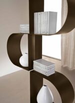 libreria verticale, slanciata ed essenziale, in metallo verniciato.