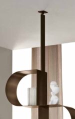 libreria verticale, slanciata ed essenziale, in metallo verniciato.