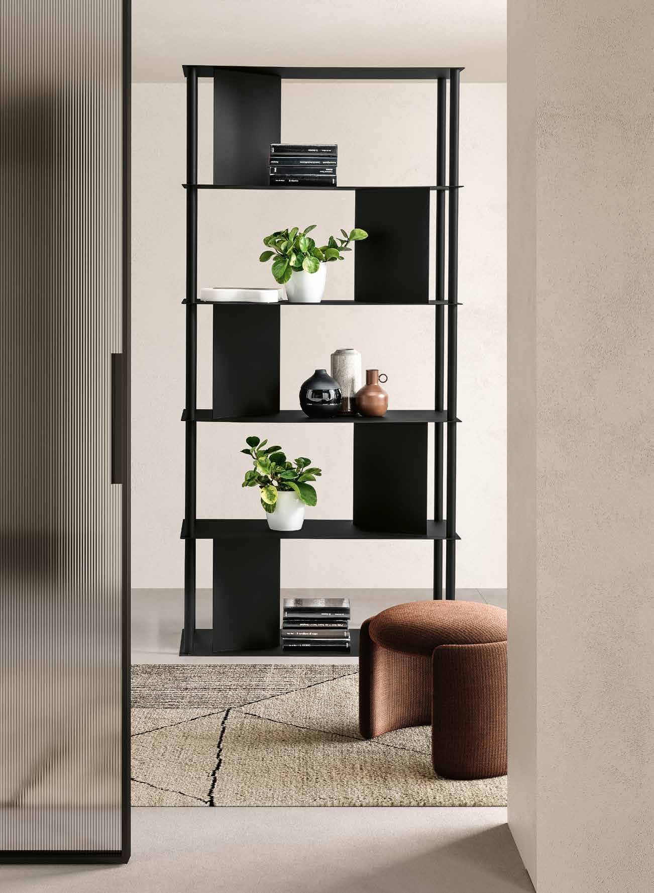 Molière è una libreria verticale in metallo verniciato, caratterizzata da una struttura composta da quattro tubi perimetrali