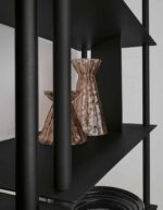 Molière è una libreria verticale in metallo verniciato, caratterizzata da una struttura composta da quattro tubi perimetrali