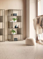 Molière è una libreria verticale in metallo verniciato, caratterizzata da una struttura composta da quattro tubi perimetrali