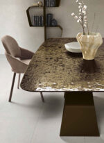 Tavolo da pranzo moderno con base geometrica