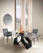 Tavolo da pranzo moderno con base geometrica.