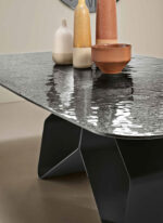 Tavolo da pranzo moderno con base geometrica