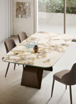 Tavolo da pranzo moderno con base geometrica