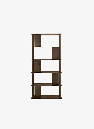 Molière è una libreria verticale in metallo verniciato, caratterizzata da una struttura composta da quattro tubi perimetrali