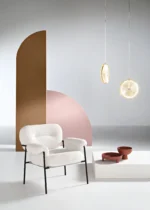 Poltrona in tessuto bouclè con struttura in metallo.