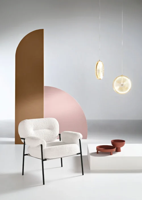 Poltrona in tessuto bouclè con struttura in metallo.