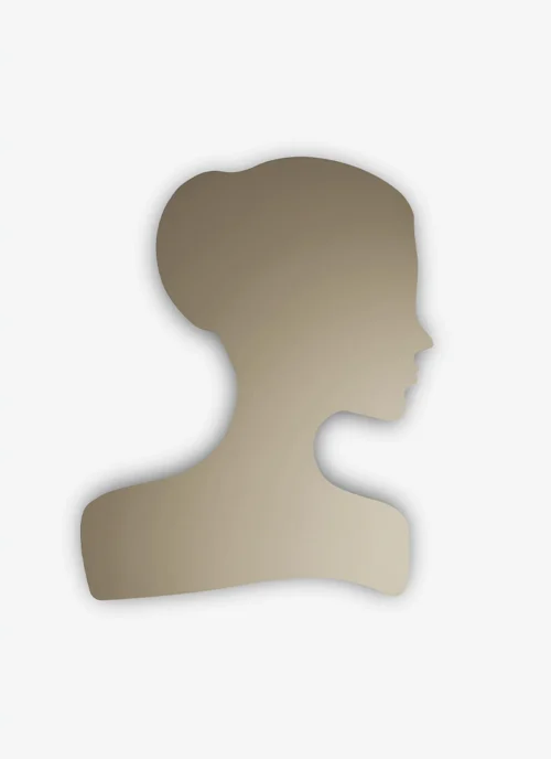 Skin è uno specchio-scultura che trasforma una figura femminile in un gesto d’arredo. La sagoma delicata di un volto di donna, con i capelli raccolti in uno chignon, il lungo collo e le spalle scoperte, disegna una presenza elegante e poetica. Disponibile in un’unica dimensione e in due varianti colore, specchio naturale e bronzo, dona espressività a pareti contemporanee e angoli da personalizzare con stile.