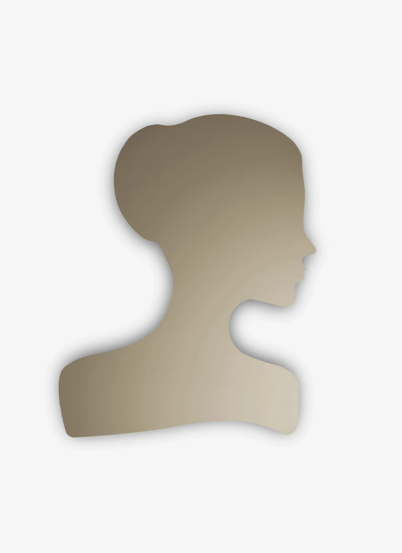 Skin è uno specchio-scultura che trasforma una figura femminile in un gesto d’arredo. La sagoma delicata di un volto di donna, con i capelli raccolti in uno chignon, il lungo collo e le spalle scoperte, disegna una presenza elegante e poetica. Disponibile in un’unica dimensione e in due varianti colore, specchio naturale e bronzo, dona espressività a pareti contemporanee e angoli da personalizzare con stile.