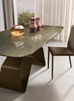 Tavolo da pranzo moderno con base geometrica