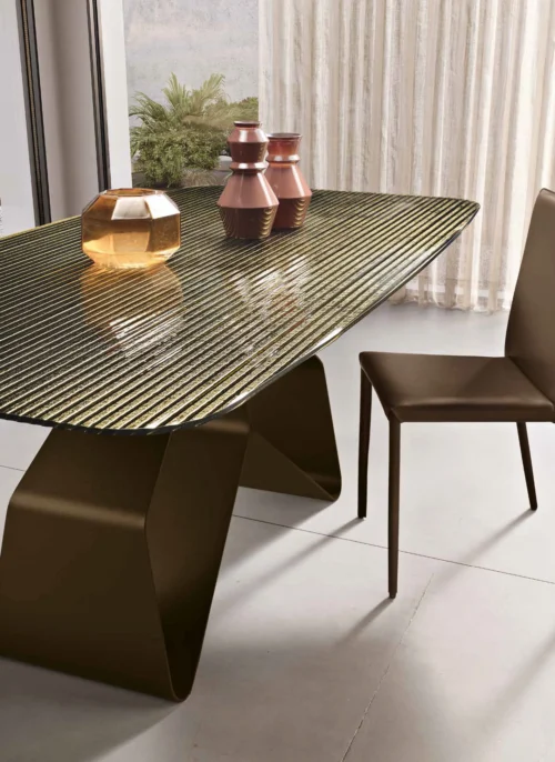 Tavolo da pranzo moderno con base geometrica