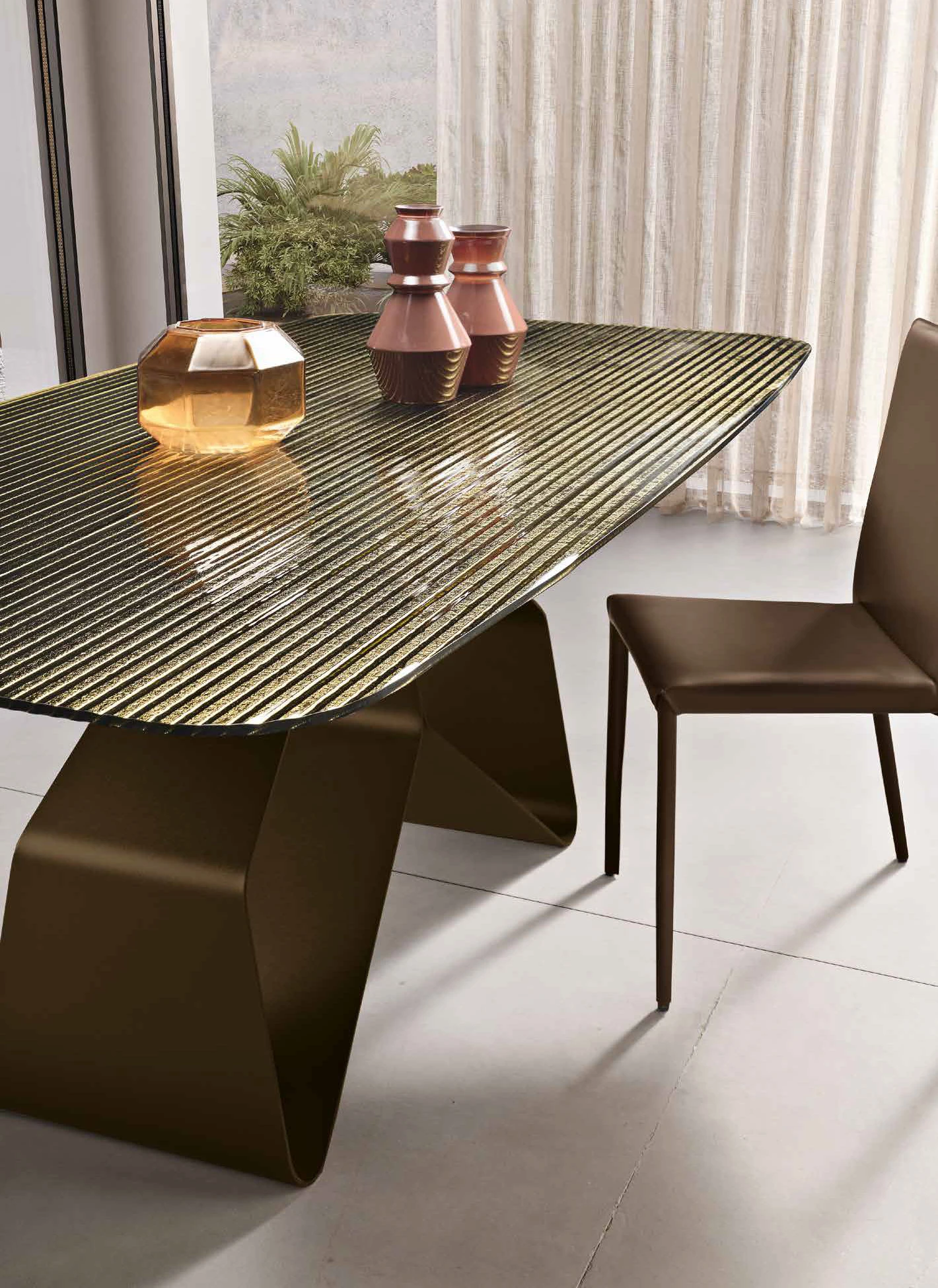 Tavolo da pranzo moderno con base geometrica