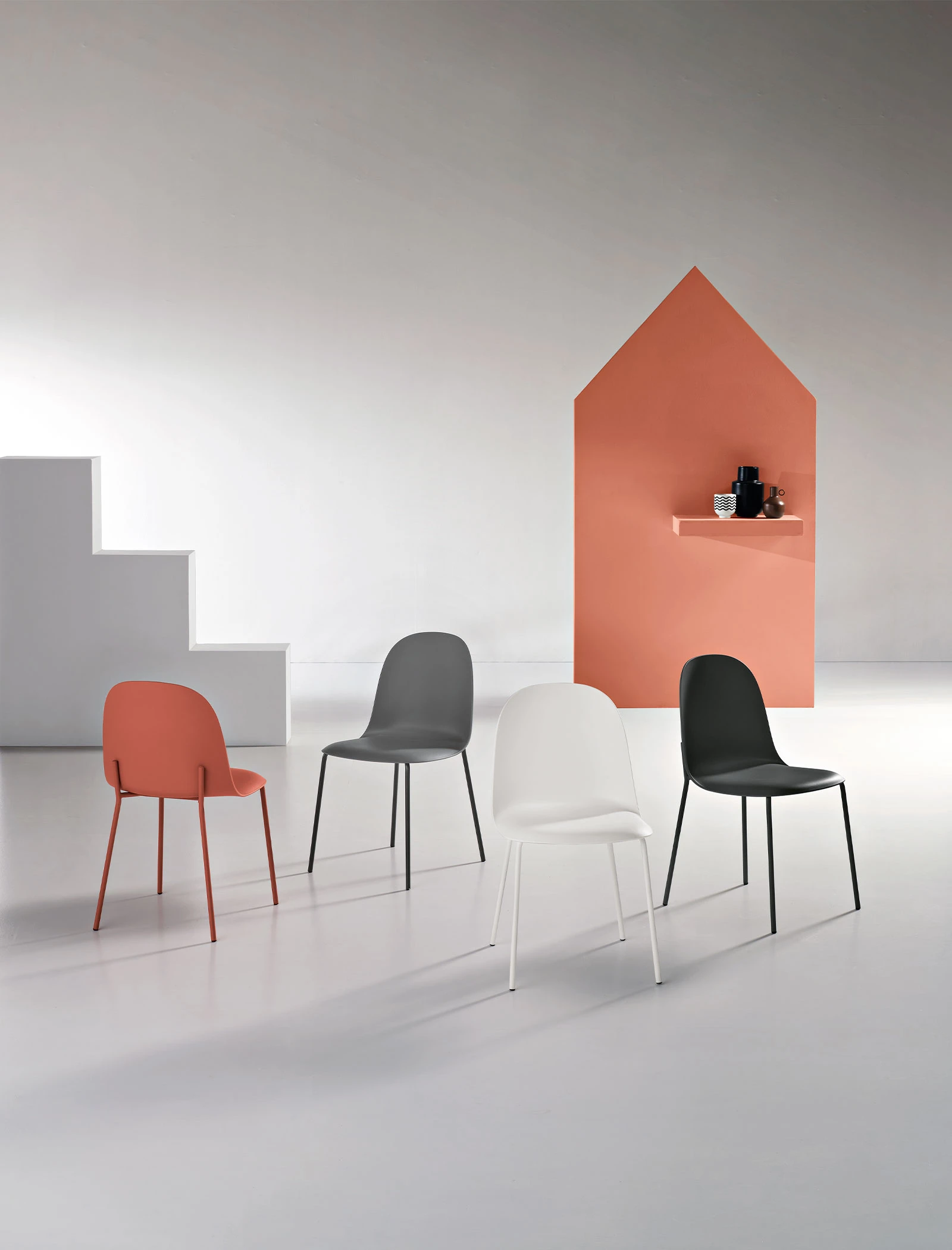 Sedia in polipropilene con struttura in metallo. Disponibile in diversi colori.