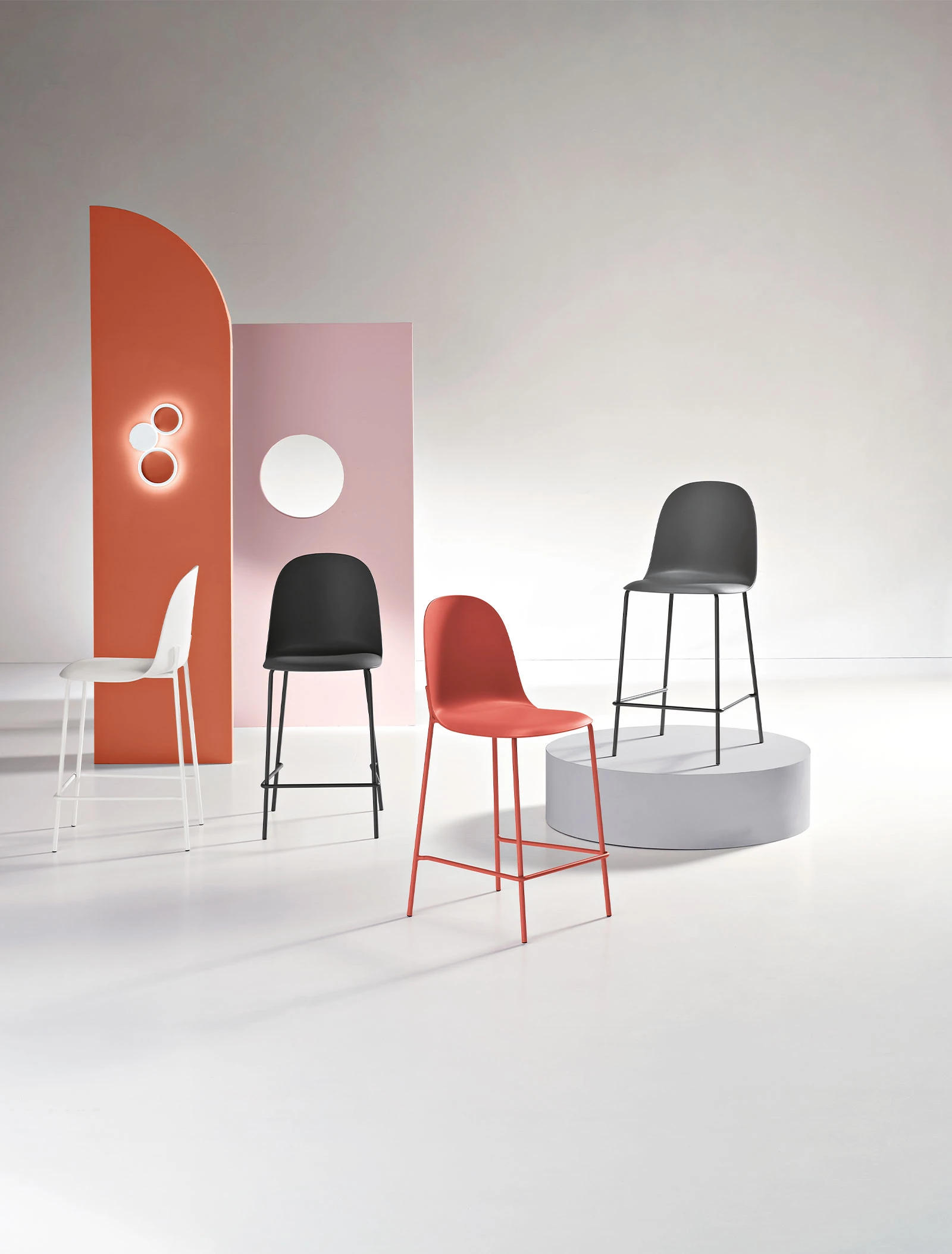 Sgabello in polipropilene con struttura in metallo. Disponibile in diversi colori.